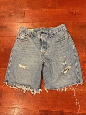 Women’s Levi jean shorts size 25